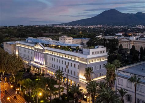 Hotel in the center of Pompeii .